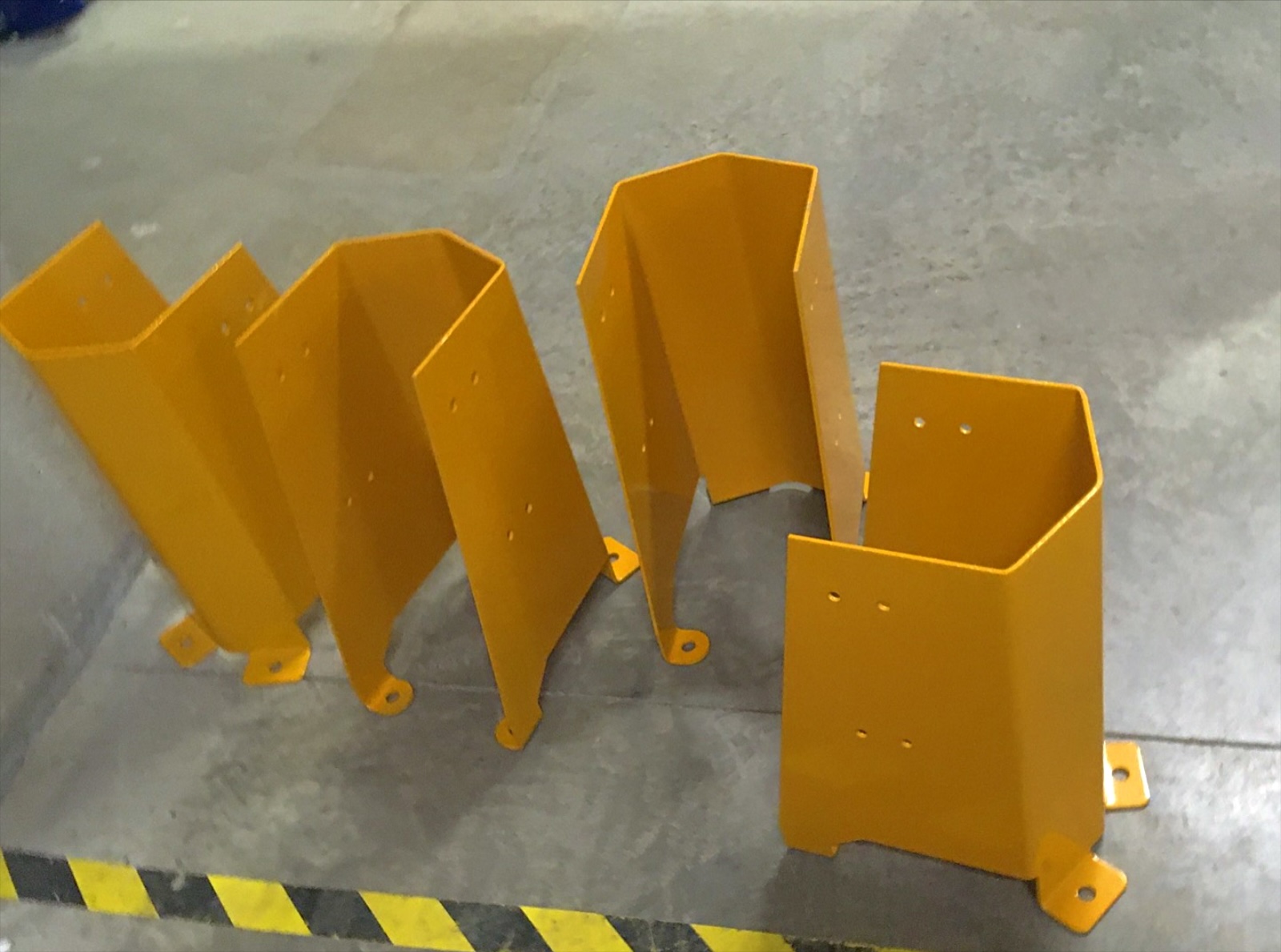 Protecciones de columna metálicas pintadas de amarillo