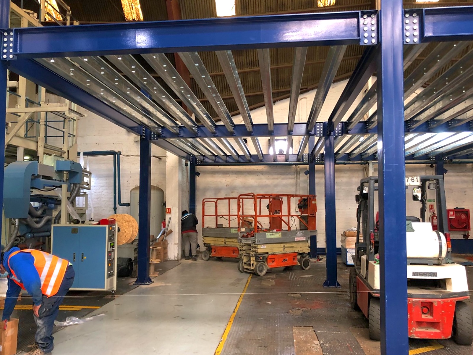 Montaje de altillo estructural dentro de una nave industrial