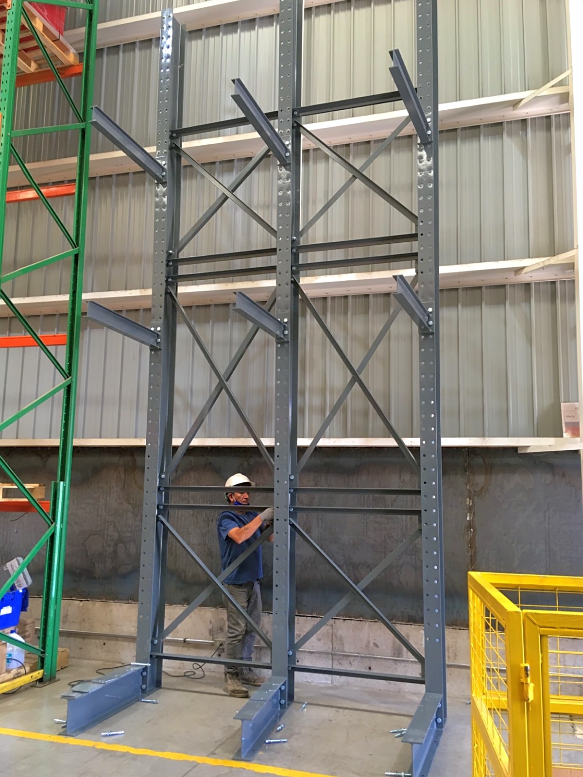 Trabajador montando una estructura cantilever