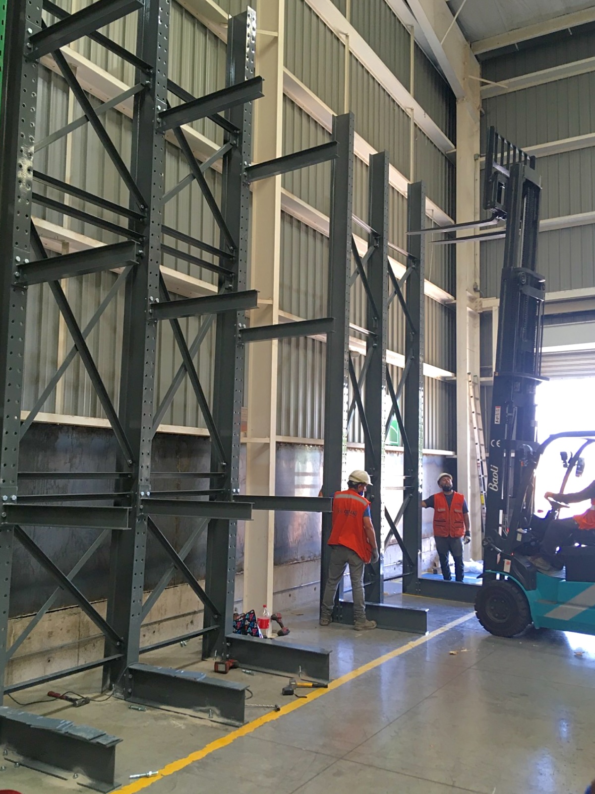 Equipo instalando un sistema cantilever