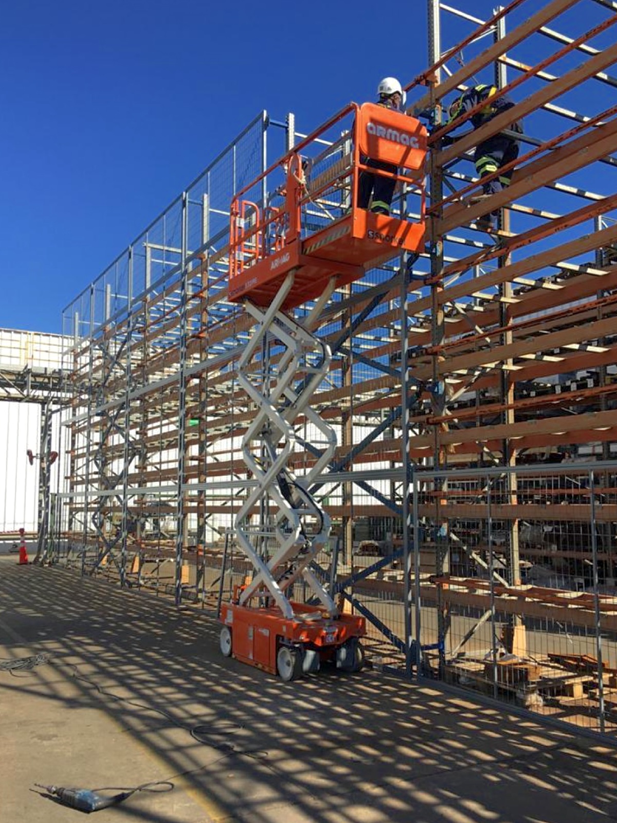 Montaje exterior de estructura industrial con plataforma elevadora