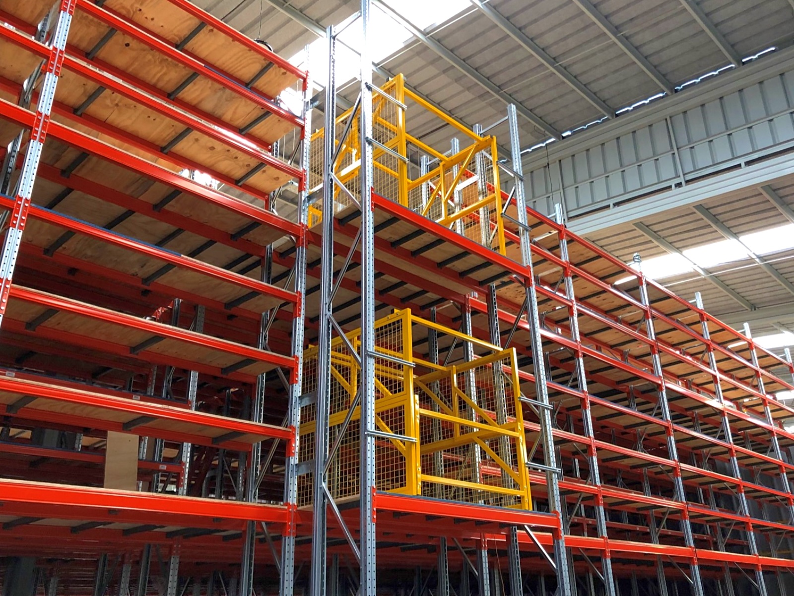 Instalación de rack multinivel con accesos amarillos