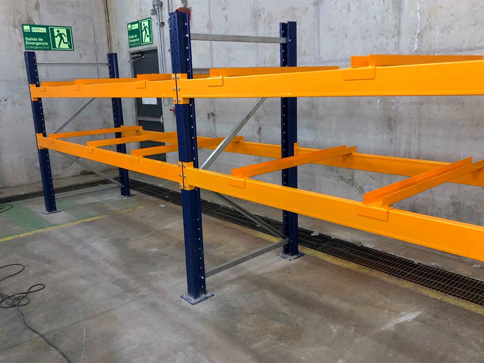 Rack modificado con soportes transversales amarillos