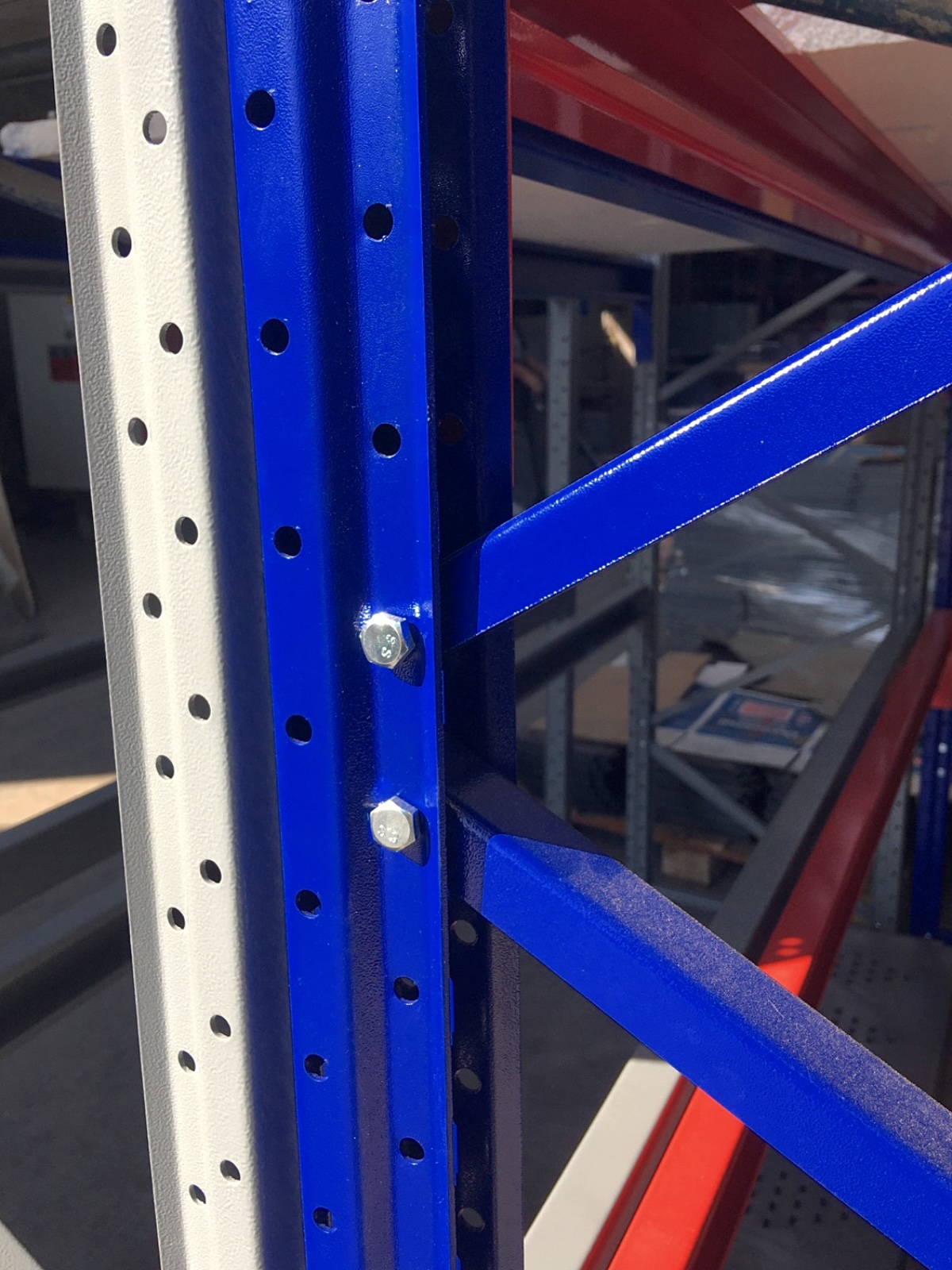 Detalle de refuerzo atornillado en una estructura de rack