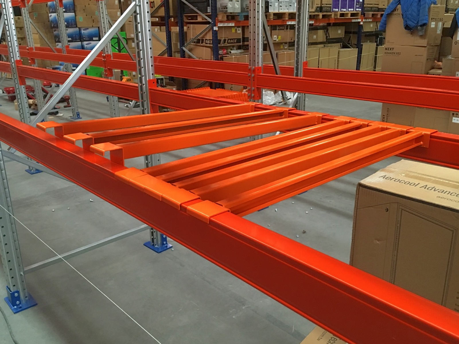 Soporte metálico instalado en rack de pallets