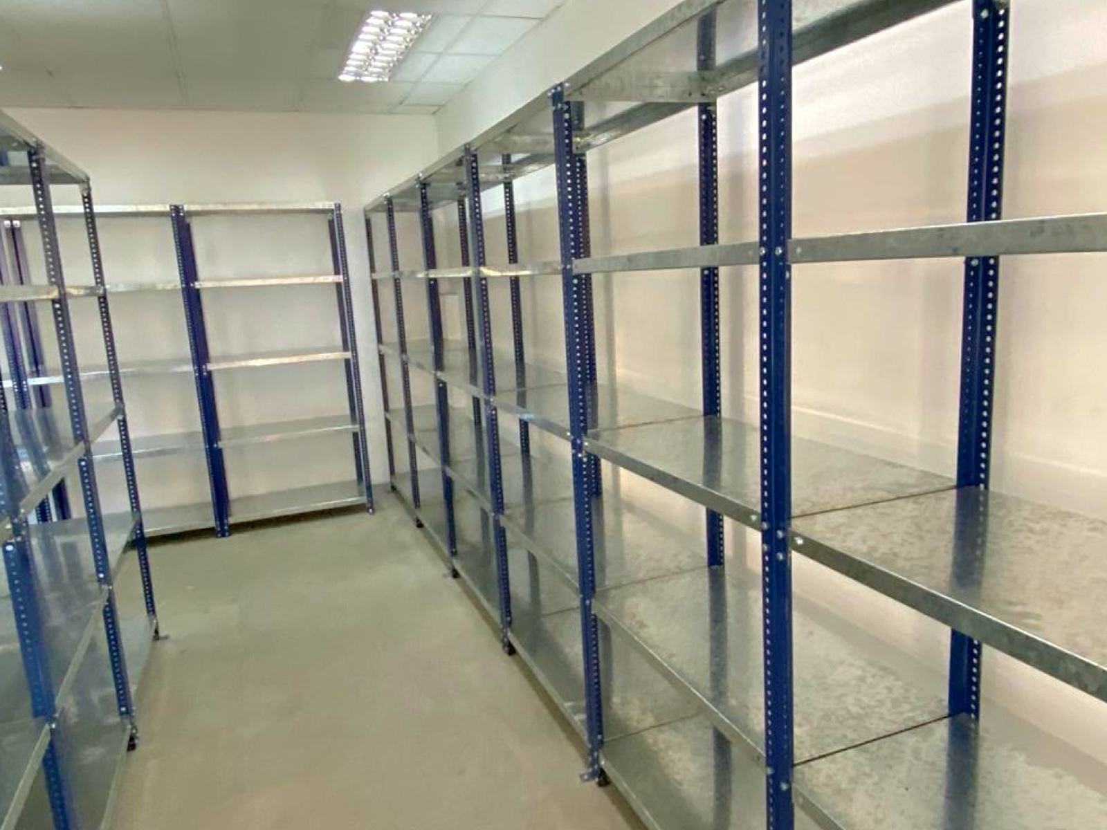 Estanterías metálicas galvanizadas instaladas en una bodega