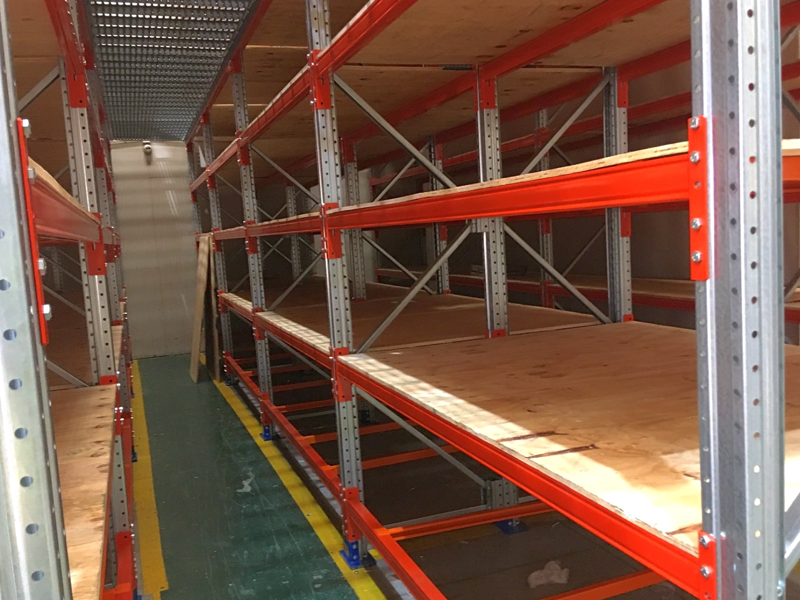 Rack de carga manual con vigas naranjas y bandejas de madera