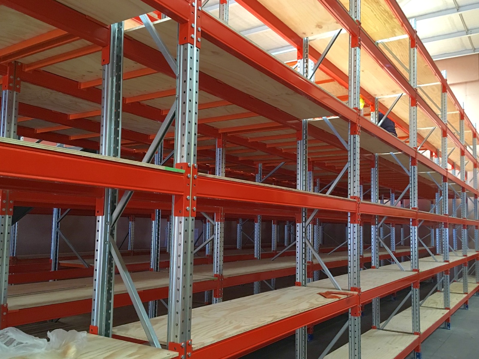 Sistema de racks industriales con varios niveles de madera
