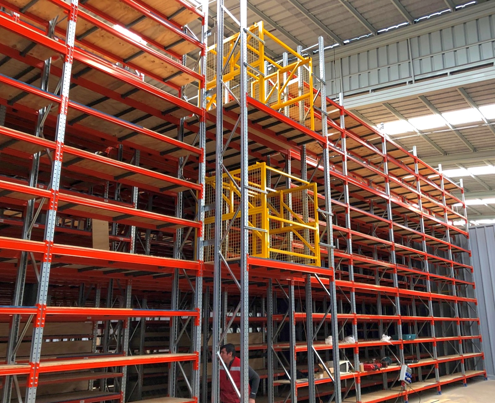 Sistema de racks industriales multinivel